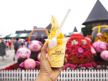 DANG, VİETNAM - Nisan 04, 2019: Danang City, Vietnam 'daki Ba Na Hill Fransız Kalesi' nde bir bardak mango dondurması tutan turist.