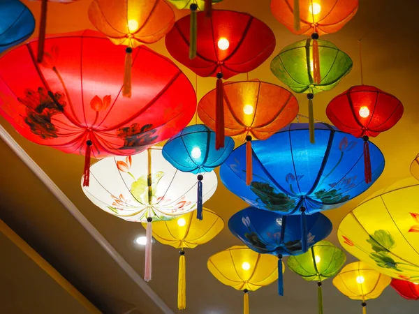 Färgglada Traditionella Vietnamesiska Lykta Eller Lampa Hänger Taket För Inredning — Stockfoto