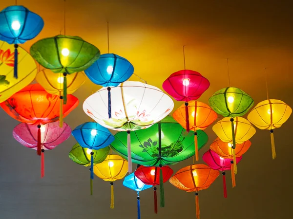 Kolorowe Tradycyjne Wietnamskie Latarnie Lub Lampy Wiszą Suficie Dekoracji Wnętrz — Zdjęcie stockowe