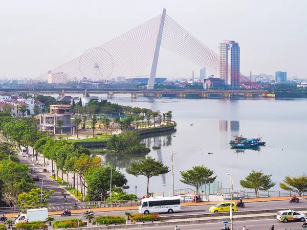 ベトナムのダナン エイプリル04 2019 ベトナムのダナン市のダウンタウンで朝の漢江にかかる橋の風景 — ストック写真