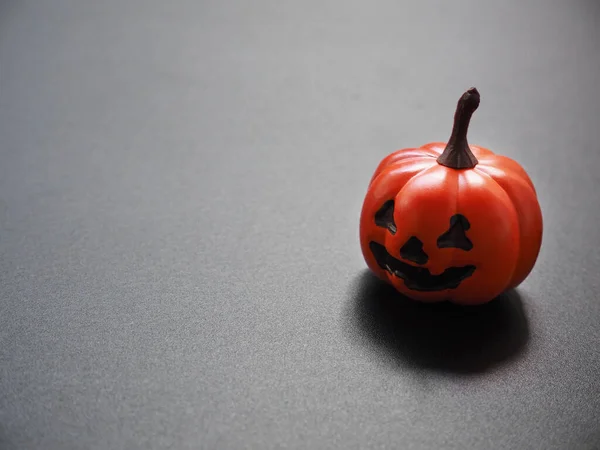 Zamknij Pomarańczowy Dynia Głowa Jack Latarnia Uśmiechniętą Twarzą Czarną Teksturę — Zdjęcie stockowe
