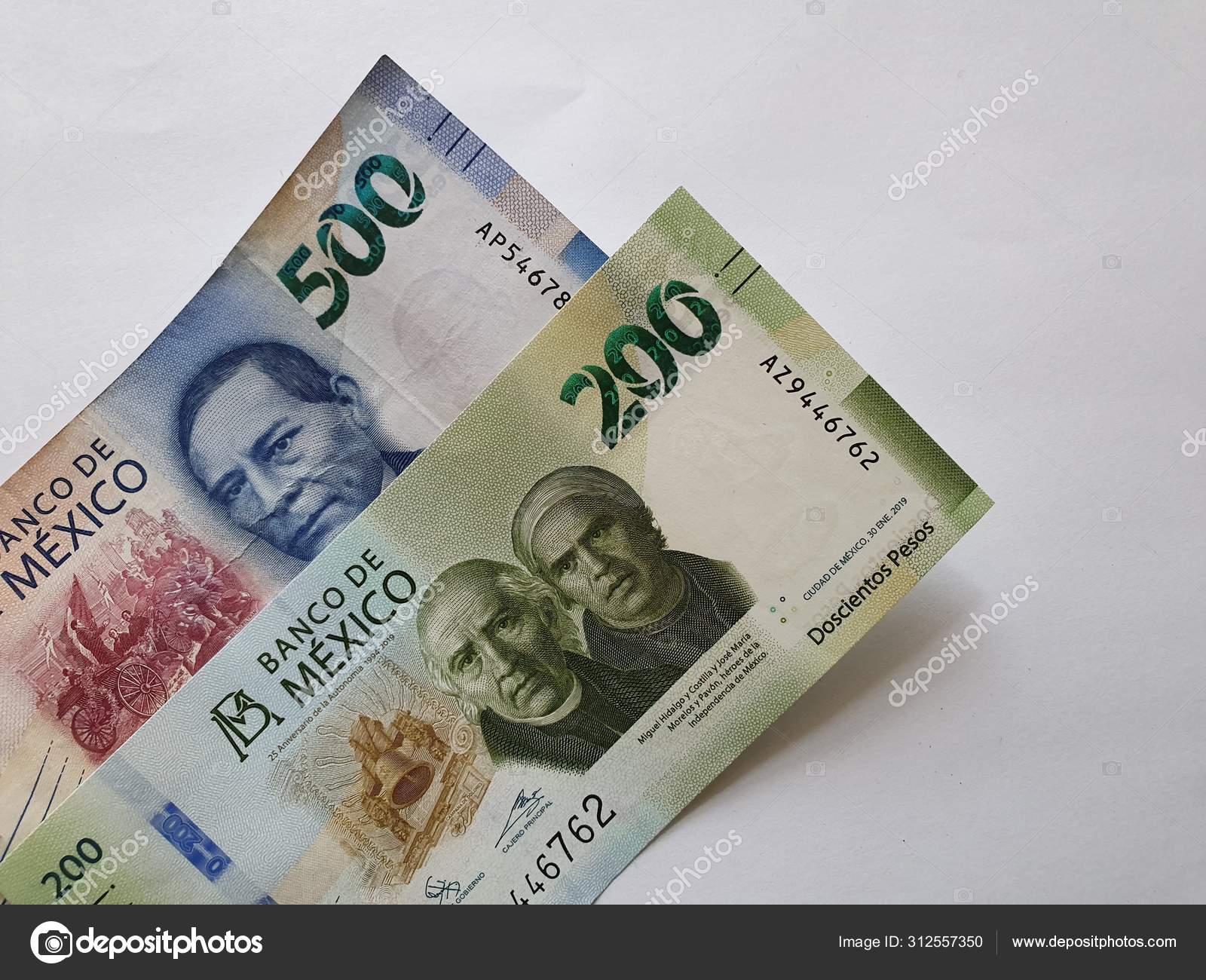 不同面值的墨西哥钞票—— 库存社论照片© FJZEA #312557350