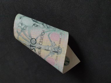 Çek banknotu 100 korun ve siyah arkaplan