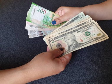 Kadınlar, Rus banknotlarını ve Amerikan dolarlarını değiş tokuş ediyorlar