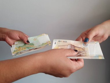 Kadınlar Peru 'ya para öder ve alırlar