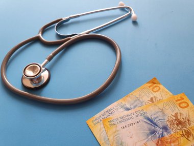 Sağlık hizmetleri, İsviçre parası ve tıbbi kontrol için steteskop yatırımları
