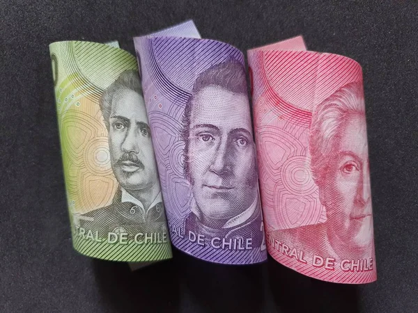 Chilenische Banknoten Verschiedener Stückelungen Und Schwarzer Hintergrund — Stockfoto