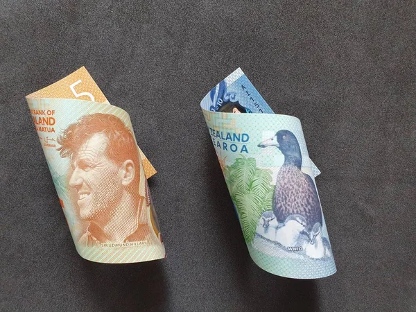 Farklı Mezheplerden Siyah Arkaplandan Oluşan Yeni Zelanda Banknotları — Stok fotoğraf