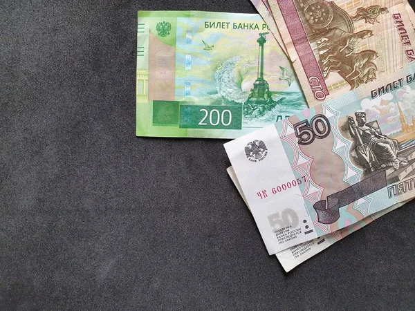 不同面额和黑色背景的俄罗斯钞票 — 图库照片