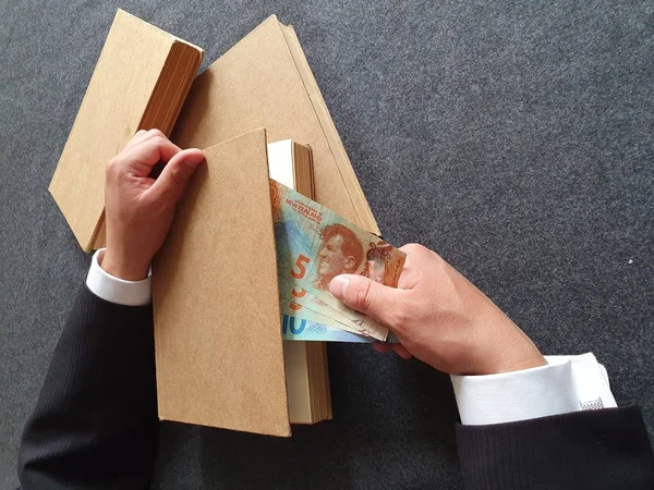 Руки Бизнесмена Новозеландскими Деньгами Книгами — стоковое фото