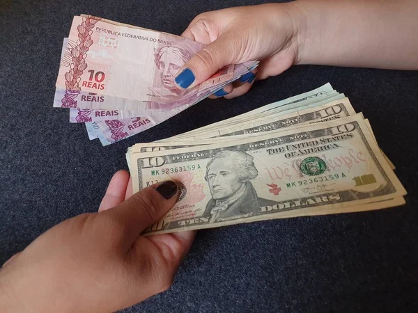 Frauenhände Tauschen Brasilianische Banknoten Und Dollargeld Aus — Stockfoto