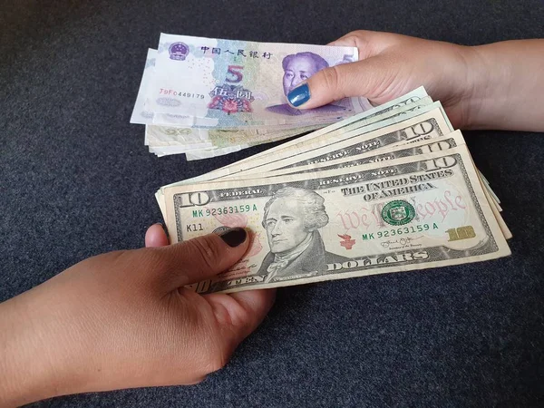 Ženy Ruce Směny Čínské Bankovky Americké Dolary Peníze — Stock fotografie