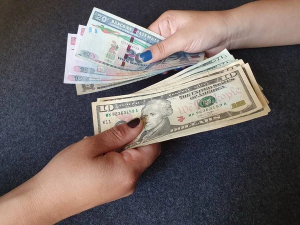 Échange Billets Banque Guatémaltèques Argent Dollars Américains — Photo
