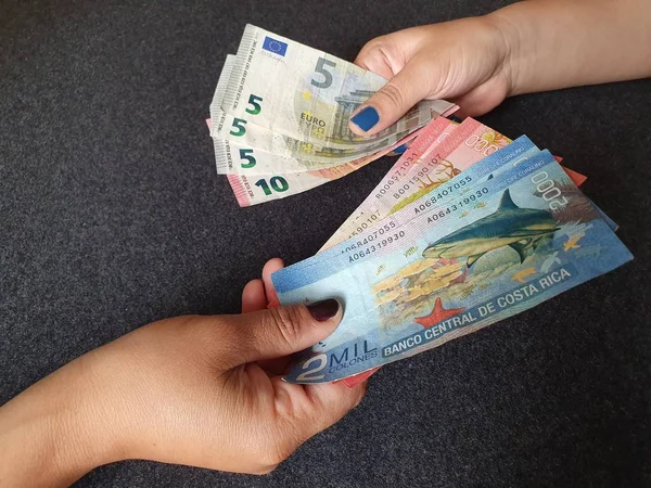 Frauenhände Tauschen Banknoten Und Geld — Stockfoto