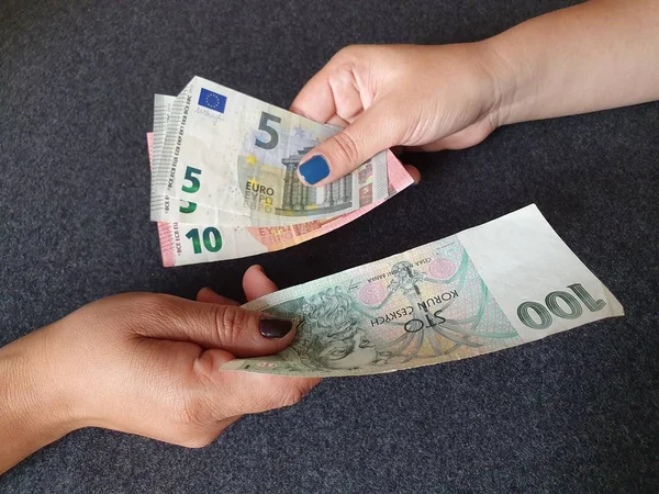 Frauenhände Tauschen Europäische Banknoten Und Tschechisches Geld — Stockfoto