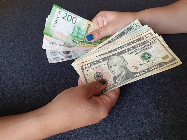 Frauenhände Tauschen Russische Banknoten Und Amerikanisches Dollar Geld — Stockfoto