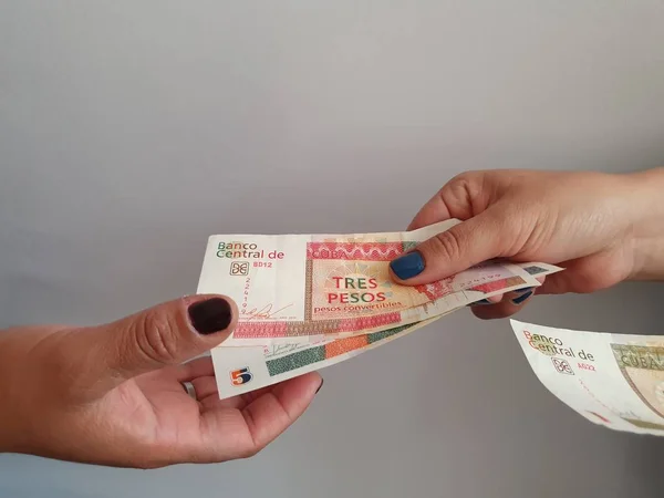 Kadınlar Küba parası öder ve alır