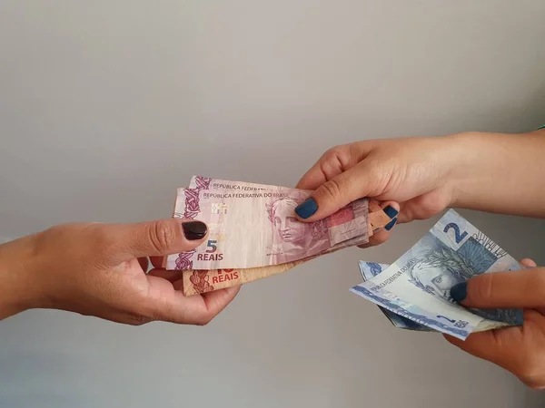 Ženy Ruce Platí Dostávají Brazilské Peníze — Stock fotografie