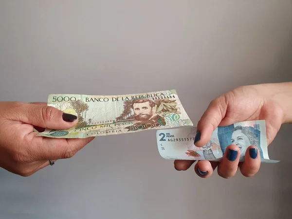 Kadınlar Kolombiya parası öder ve alır.