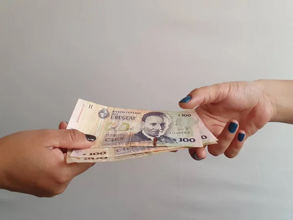 Mulheres Mãos Pagando Recebendo Dinheiro Uruguaio — Fotografia de Stock