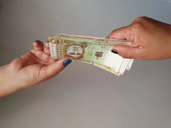 Mulheres Mãos Pagando Recebendo Dinheiro Peruano — Fotografia de Stock