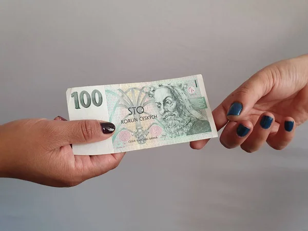 Kadınlar para öder ve para alır.