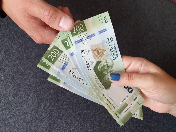Mãos Pagando Recebendo Dinheiro Mexicano — Fotografia de Stock