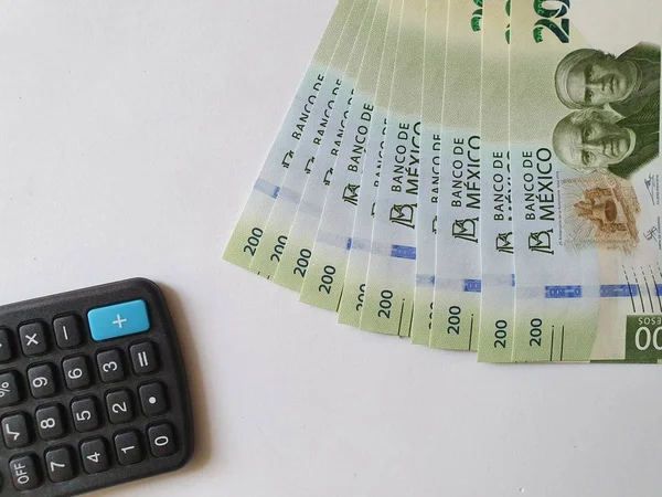 Meksika banknotları 200 peso ve hesap makinesi