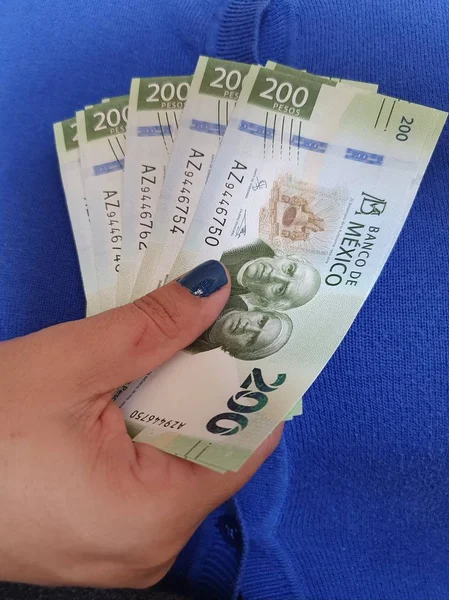 Hand Einer Frau Mit Mexikanischen Banknoten 200 Pesos — Stockfoto