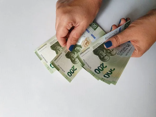 一个女人的手在数着200比索的墨西哥钞票 — 图库照片