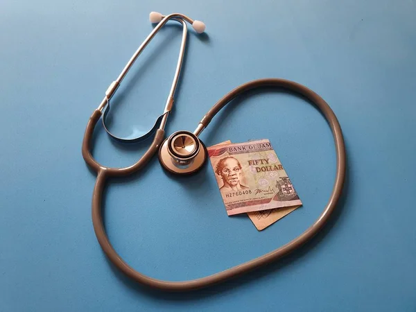 Investimento Cuidados Saúde Dinheiro Jamaicano Estetoscópio Para Verificação Médica — Fotografia de Stock