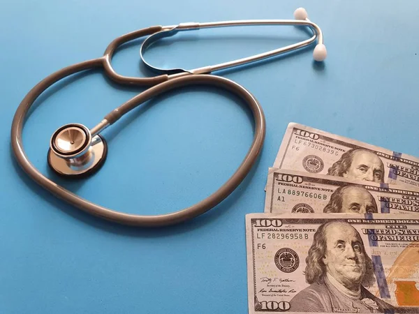 Inversión Atención Médica Dinero Dólares Estadounidenses Estetoscopio Para Chequeo Médico —  Fotos de Stock