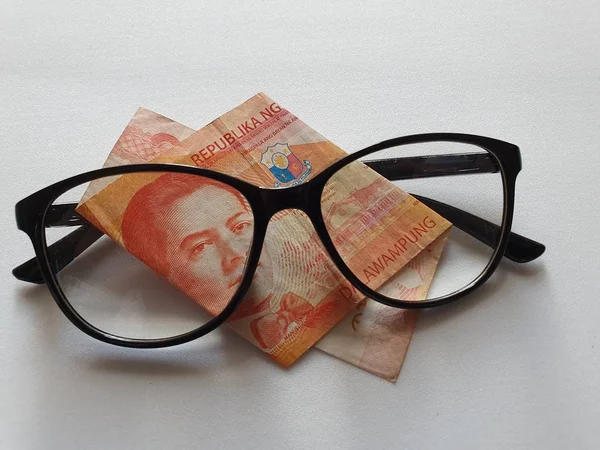 投资和推广更好的视觉 20比索的菲律宾纸币和黑色塑料框架眼镜 — 图库照片