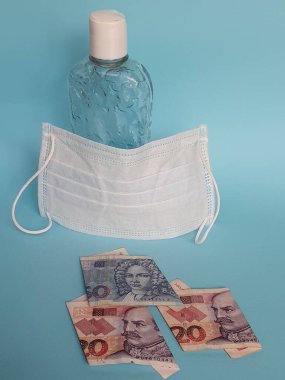 Hırvat banknotları, yüz maskesi, jel alkollü şişe ve mavi arka plan