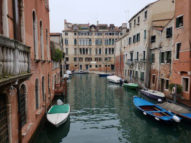 Öğleden sonra İtalya, Venedik 'teki kanal manzarası