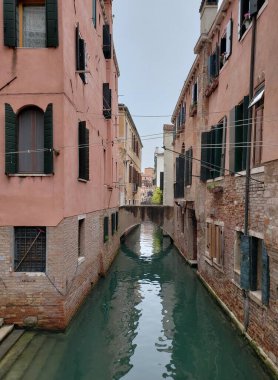 Öğleden sonra İtalya, Venedik 'teki kanal manzarası