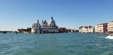 İtalya, Venedik 'teki rıhtımın manzarası güneşli bir günde bir tekneden görüldü.