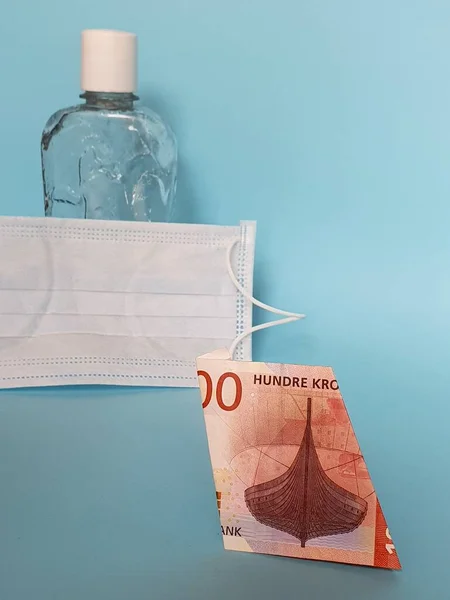 Noors Bankbiljet Van 100 Kronen Gezichtsmasker Fles Met Gel Alcohol — Stockfoto