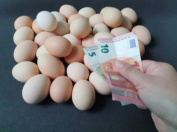 Mano Una Persona Che Paga Con Denaro Europeo Uovo Pollo — Foto Stock