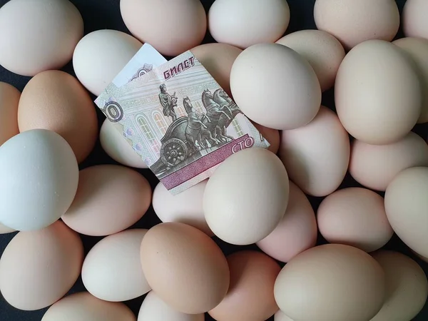 卵の消費と生産コスト 100ルーブルのロシア紙幣 有機鶏の卵のヒープの価格 — ストック写真