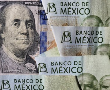 Amerika 'ya yaklaşan 100 dolarlık banknot ve 200 pesoluk Meksika banknotları.