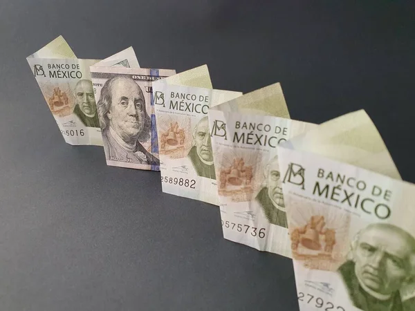 Banknot 100 Dolarów Amerykańskich Pomiędzy Meksykańskimi Banknotami 200 Peso — Zdjęcie stockowe