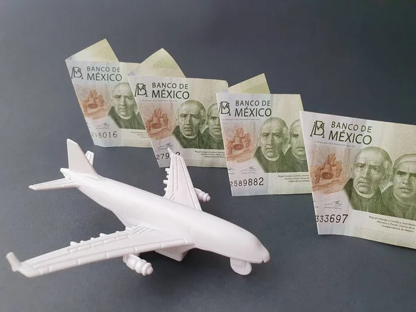 Postava Bílého Plastového Letadla Mexických 200 Peso Bankovek — Stock fotografie