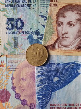 Arjantinli 50 sentlik madeni para ve farklı banknotlar.
