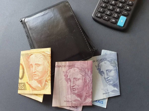 Billetes Brasileños Diferentes Denominaciones Cartera Cuero Negro Calculadora —  Fotos de Stock