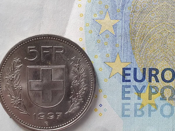 Aproximação Moeda Suíça Cinco Francos Nota Europeia Vinte Euros — Fotografia de Stock
