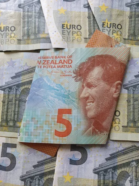 Τραπεζογραμμάτιο Πέντε Δολαρίων Νέας Ζηλανδίας Και Ευρωπαϊκό Χαρτονόμισμα Πέντε Ευρώ — Φωτογραφία Αρχείου
