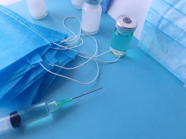 Frascos Medicamentos Seringa Máscaras Mesa Azul — Fotografia de Stock