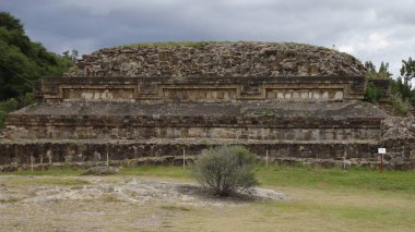 Monte Alban 'da taş inşaatı Oaxaca City, Meksika' daki arkeolojik alanı harabeye çevirdi