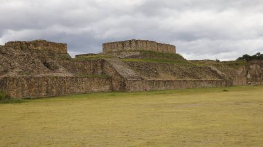 Monte Alban 'da taş inşaatı Oaxaca City, Meksika' daki arkeolojik alanı harabeye çevirdi